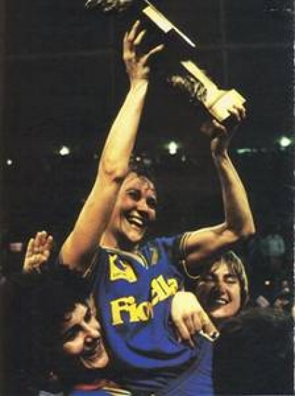 1985, finale di Coppa Campioni. Lidia Gorlin con la coppa vinta dalla Fiorella Vicenza contro il Daugawa Riga di Iuliana Semionova